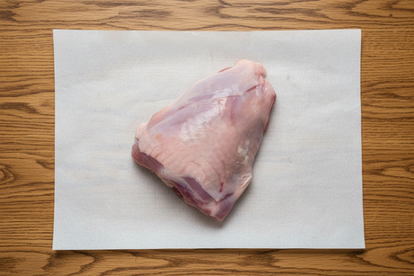 Šviežia kalakutienos mėsa ant balto popieriaus