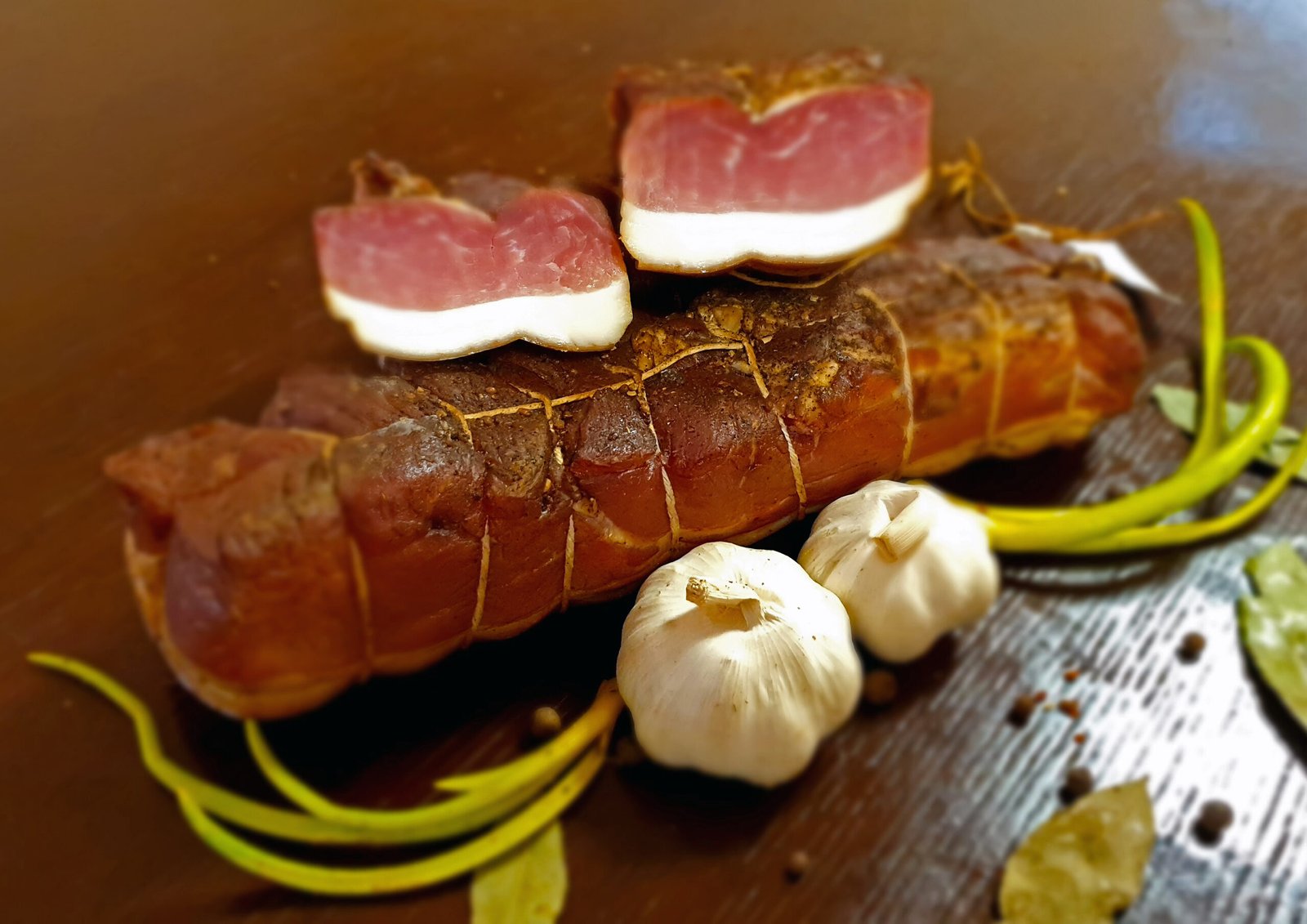 Kiaulienos kumpis šaltai rūkytas rištas a.r